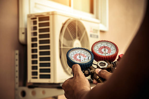 Professional Hvac technician working in Vicksburg, MS